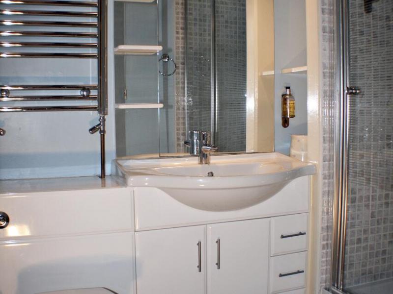 Room 6 - King Size with double shower ensuite - Room Photo